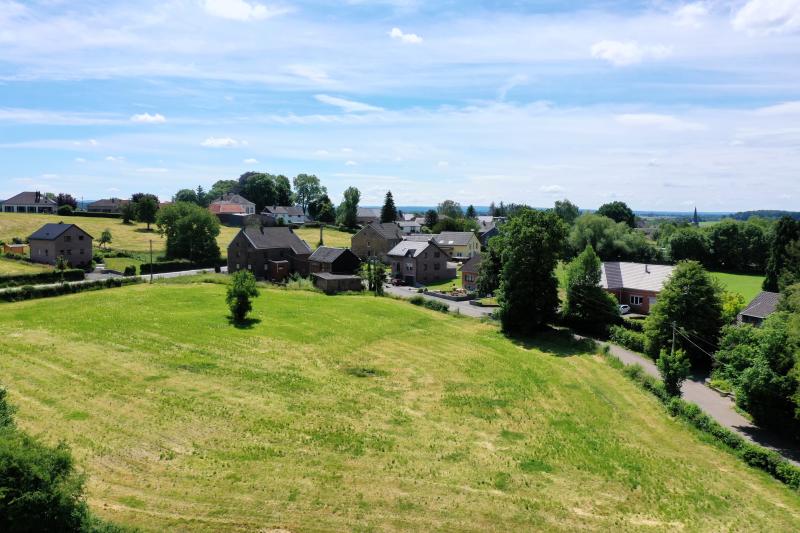 Ce projet va être réalisé à l'emplacement d'une vieille ferme bien connue dans la région et sera composée de deux résidences avec en tout 12 appartements. En plus il y aura 5 maisons mitoyennes (double et triple).
Les appartements des résidences se répartissent sur 3 niveaux et disposent entre autre d'ascenseurs, parkings sous-terrains, d'un balcon et d'une vue panoramique unique.
Les maisons mitoyennes sont situées dans une rue latérale à la rue d'Aix-la-Chapelle, appelée 
