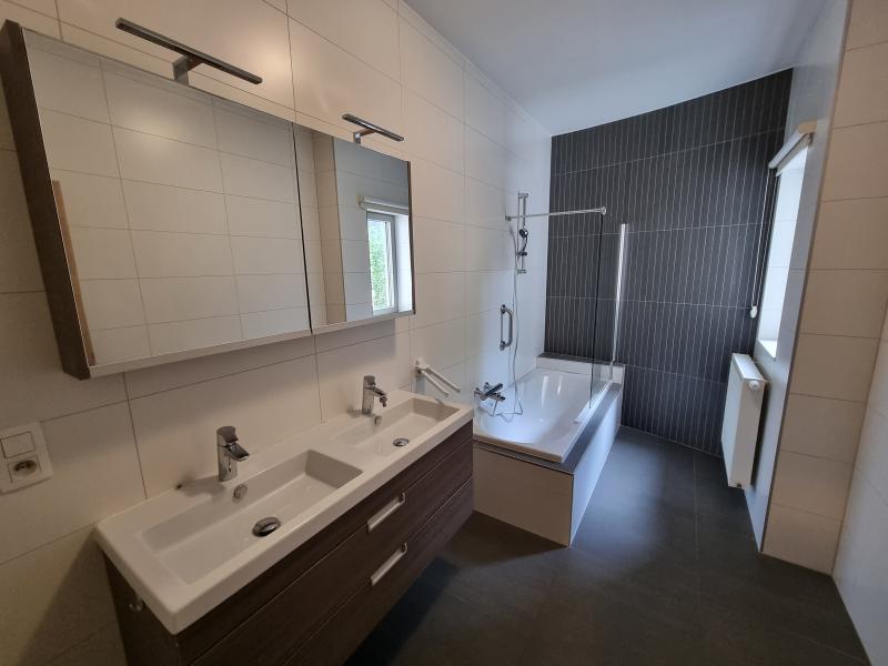 Appartement de prestige au rez, 2 ch.à.c., bien situé située à 4721 La Calamine 