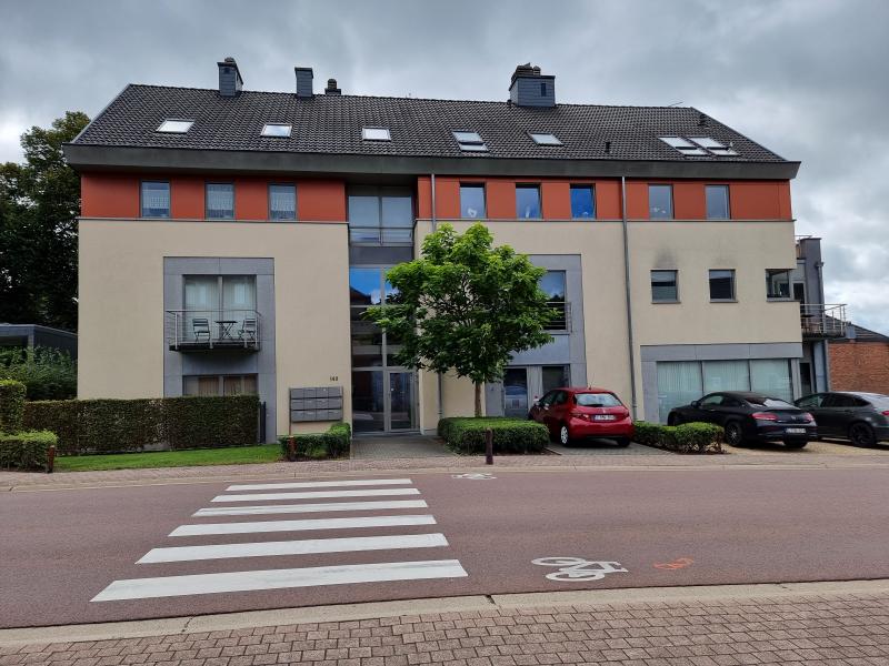 Cet appartement moderne de 2 chambres situé dans une résidence confortable fera battre votre cœur plus fort. Outre son intérieur inondé de lumière, ce bien immobilier séduit avant tout par les matériaux de construction haut de gamme utilisés à l'intérieur comme à l'extérieur. Depuis l'entrée avec WC invités, on accède au salon agréable et à l'espace cuisine aménagé avec une cuisine intégrée moderne, qui a un accès direct à la terrasse et le petit jardin avec orientation sud. Une très belle salle de bains avec double lavabo, une baignoire avec paroi de douche, un débarras et une place de parking privée complètent l'offre.
Il convient de souligner en particulier la haute efficacité énergétique et l'isolation acoustique du bâtiment. L'appartement dispose d'un chauffage central au gaz individuel et d'un système de vidéophonie.
Terrasse, jardin, cave, ascenseur.
Charges : environ 100 €.
Animaux domestique non souhaités.
