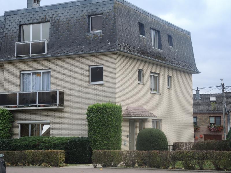 Cet appartement de +/- 75 m² au 2ème étage se situe au cÅ“ur de Welkenraedt. Il se trouve dans une petite résidence très calme ou vous pouvez profiter d'une magnifique vue dégagée. Toutes les chambres sont bien éclairées grâce aux grandes fenêtres de ce bien. Il se compose d'un hall d'entrée et de nuit, d'une cuisine séparée, d'un spacieux living lumineux, de 2 belles chambres ainsi que d'une salle de bain avec WC séparé. Vous disposez également d'une cave privative et d'un grand garage de 28 m². Vous avez un hall d'entrée commun avec des escaliers. étant seul au 2ème étage, vous pouvez profiter d'un petit espace personnel en haut des marches. L'appartement bénéficie d'un chauffage à gaz individuel. 