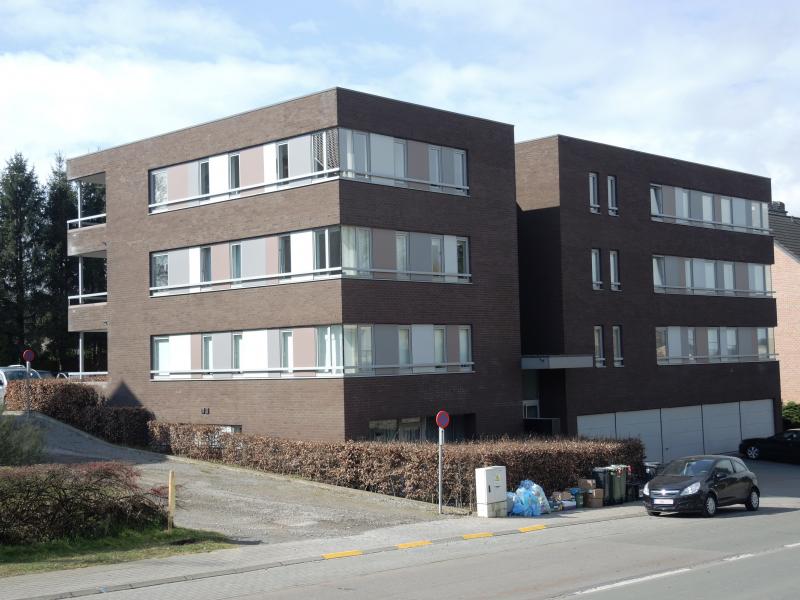 Appartement lumineux spacieux (98 m²) au premier étage dans une résidence récente avec 2  chambres à coucher, bureau, cuisine équipée, living avec belle vue et grand balcon, salle de bain moderne,débarras et un garage individuel. Très bonne performance énergétique. Ascenseur. Compteurs séparés, décompte frais individuels. Caution: 2 loyers mensuels. Charges mensuelles : 130 Euros / mois [chauffage inclus].   