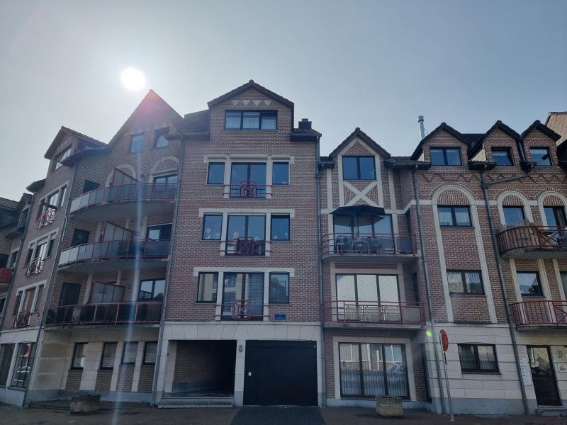 Joli appartement au 4ième étage d'une résidence calme au centre de Welkenraedt à proximité de toutes les facilitées.
Cet appartement se compose comme suit, un hall d'entrée, une cuisine équipe qui donne accès au living spacieux avec une belle vue dégagée, une salle de bain avec douche, lavabo, WC et raccordement pour machine à laver.
Une grande chambre à coucher compléte l'espace habitable.
Partie cave, ascenseur, chauffage au gaz. 