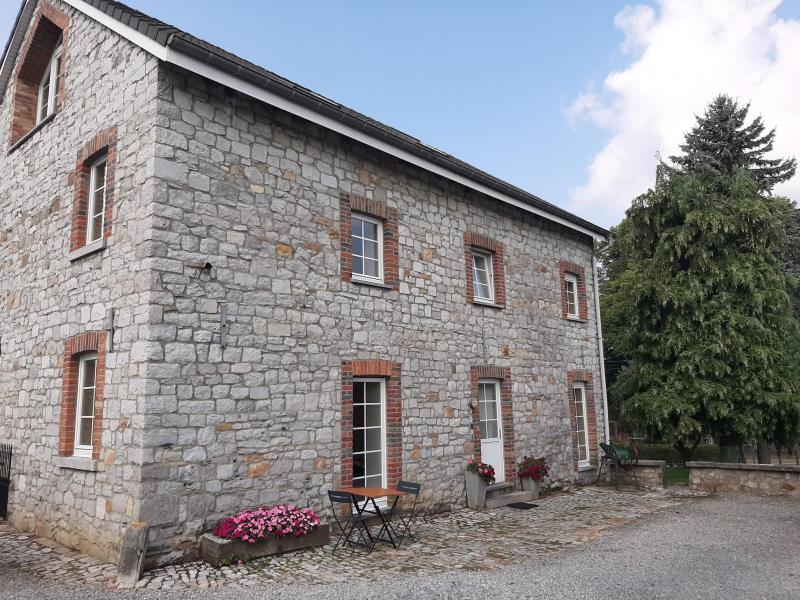 Bel appartement au premier étage d'un bâtiment de ferme entièrement restauré à neuf, dans lequel se trouvent 3 appartements en tout.
De la cage d'escaliers carrelée on arrive au hall de l'appartement, qui donne accès sur toutes les pièces.
L'appartement est réparti de la façon suivante, un grand living avec une cuisine (non équipée) et une pièce séparée pour provisions, qui se trouve à coté de la cuisine et qui dispose d'un raccordement pour machine à laver.
En plus la salle de bain avec douche moderne et lavabo, un WC séparé, une chambre à coucher et un bureau.
Un débarras extérieur commun fermé complète l'offre.
Parlophonie, chauffage central gaz, double vitrage, surface habitable d'environ 75 m².
Emplacement extérieur pour voiture, compteurs séparés pour électricité et gaz, compteurs intermédiaires pour l'eau. Les frais s'élèvent à 20 € par mois et sont adaptés annuellement.
Très soigné, pas d'animaux domestiques souhaitées.
