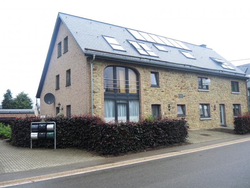 Cet appartement au premier étage bien situé vous offre un haut niveau de finition sur une surface d'environ 80 m². Deux chambres à coucher, une salle de bain moderne et bien équipée, un living, une cuisine full équipée, ainsi qu'un emplacement extérieur pour voiture complètent l'offre. L'appartement dispose d'une efficience énergétique élevée.
On a la possibilité le louer un garage individuel.
Présence d'une installation photovoltaique réduisant les coûts d'éloectricité.