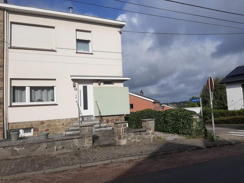 Belle maison située dans un quartier très calme. Vous bénéficiez d'un jardin et un garage dans la maison. Au rez-de-chaussée se trouve le hall d'entrée, le WC séparé, la cuisine équipée et le living. À l'étage se situe le hall de nuit, la salle de bain avec une baignoire, 2 chambres et un bureau. Vous profitez également d'une grande cave au sous-sol.  
