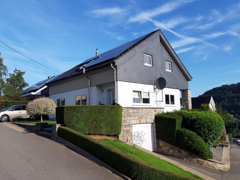 Magnifiquement située, cette maison de campagne est équipée de tout le confort.
Depuis l'entrée avec WC pour invités on accède à la cuisine intégrée moderne et ouverte, entièrement équipée, avec un îlot de cuisine et un lourd plan de travail en marbre. La salle à manger attenante est lumineux, enfin, il reste le salon au rez-de-chaussée avec une vue panoramique fantastique. Tous les sols du rez-de-chaussée sont recouverts de carrelages de haute qualité.
Un bel escalier en bois mène au premier étage avec salle de bains, 3 chambres, un dressing et un bureau.
La maison est entièrement sous cave avec buanderie, chauffage central au mazout et garage.
Des panneaux photovoltaïques, une terrasse et un jardin avec une vue exceptionnelle complètent l'offre.

