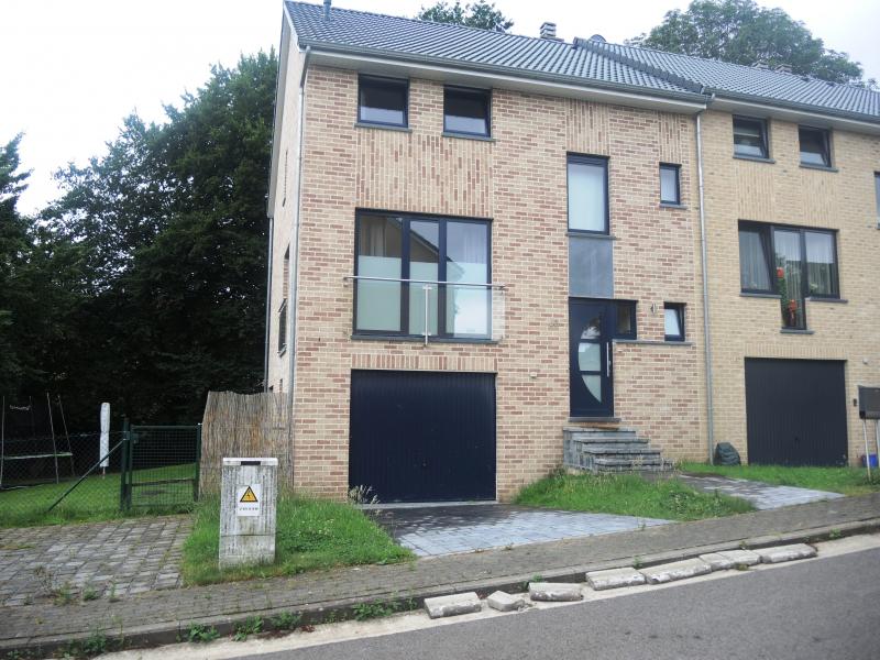 Cette belle maison avec garage est situé dans un quartier familiale et calme , près de la frontière Allemand .
Les centres commerciaux , liaison de bus etc. sont accessibles à pied. Le centre d'Aix peut être atteint en 10 minutes en voiture .