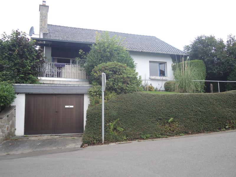Bungalow soigné en situation idyllique au coin rue Casino et rue du Stade, pas loin du centre à 5 minutes à pied vous trouvez déjà les premiers commerces, restaurants, cafés, boulangerie, banques et pharmacie.
Le bien se compose comme suit, au rez-de-chaussée se situe le hall, cuisine équipée séparée avec accès au jardin, living avec cheminée à cassette et une sortie vers la terrasse partiellement couverte orientée plein sud. Le jardin est aussi accessible à partir de cette terrasse.
En plus le rez-de-chaussée dispose d'une salle de bain avec baignoire, lavabo et WC, une chambre à coucher et un bureau.
La maison entièrement sous cave avec double garage, cave à chauffage, cave à provisions, buanderie avec WC et enfin un bar spacieux pour organiser vos réceptions.
Au premier étage le hall de nuit, 2 chambres à coucher dont une est équipée d'une cheminée à cassette et pour finir un WC.
Chauffage central au mazout, volets au rez-de-chaussée, à proximité de l'étang du Casino.
 