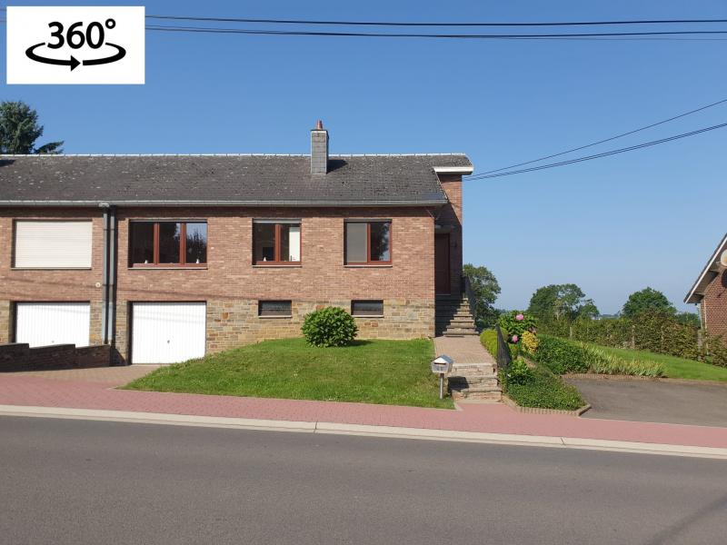 Cette maison 3-façades vous épate par une vue panoramique  ahurissante sur la vallée du pays de Herve. Construite sous forme de bungalow, vous entrez dans le hall donnant accès aux pièces de la maison à savoir une cuisine équipée, un living, deux chambres à coucher, une salle de bain et une buanderie, qui sert actuellement comme deuxième cuisine de travail et qui dispose d'un accès direct vers le jardin avec la superbe vue dont on a parlé dans le titre de l'exposé.
La maison est entièrement sous cave et dispose d'un grand garage avec porte électrique, volets, vitrage isolant. 
Chauffage central au mazout, 2 parkings privatifs extérieurs supplémentaires, grenier (non aménagé) sur toute la surface de la maison.
Jardin avec petite terrasse derrière la maison avec orientation sud-ouest.