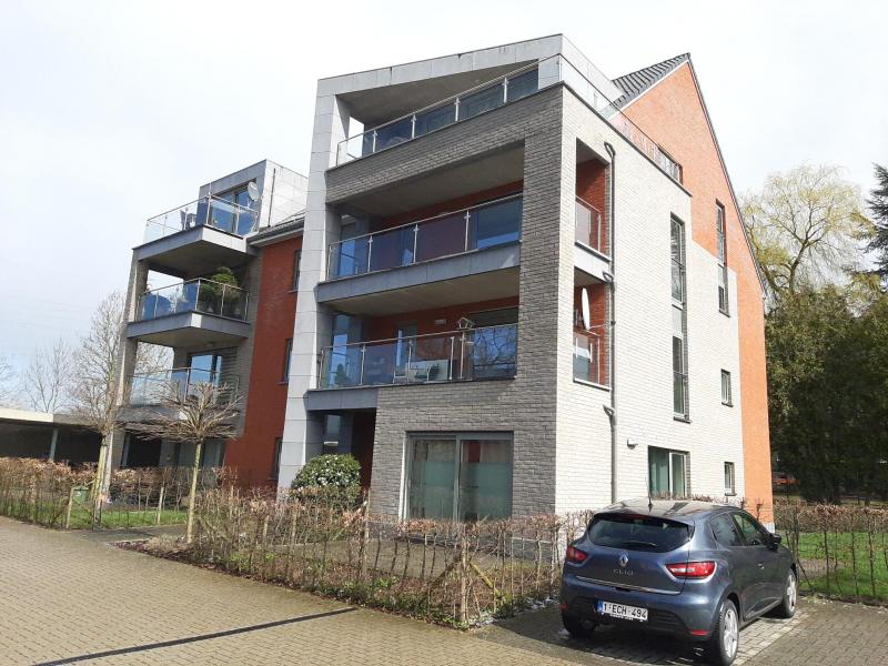 Appartement 189/6 (droite):
Bel appartement au deuxième étage d'une belle résidence avec tous les attributs luxueux répondant aux standards actuels.
Hall avec WC et débarras, living avec cuisine équipée ouverte, deux chambres à coucher, salle de bain avec douche italienne et 2 lavabos. Surface habitable d'environ 93,06 m², balcon.
Chaque appartement dispose d'un carport et d'une cave. Les sols sont carrelés, la salle de bain est carrelée jusqu'au plafond. 
Fenêtres en aluminium, chauffage central au gaz, compteurs individuels pour eau, électricité et gaz, ascenseur.
