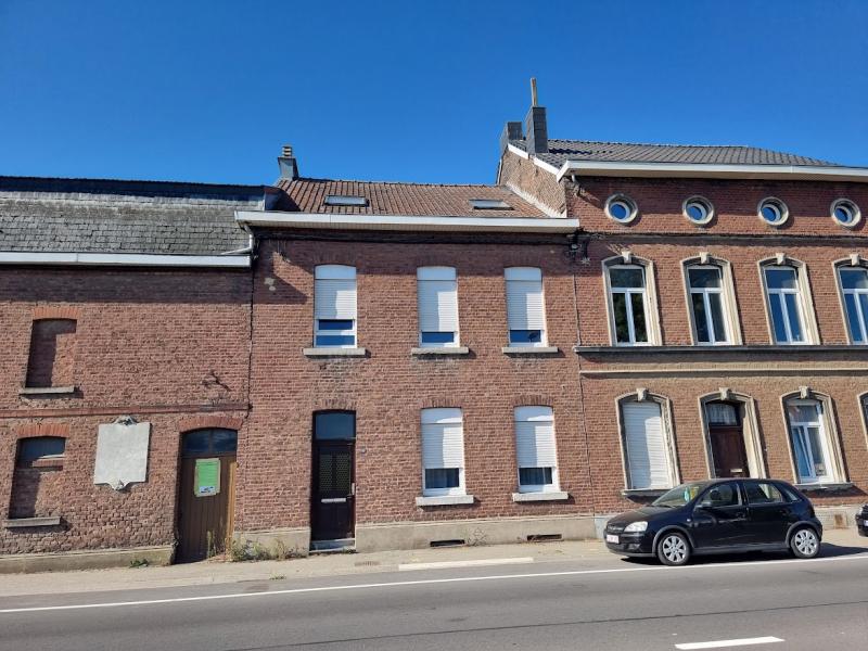 Maison mitoyenne des années 1900 et bien entretenue.
le bien immobilier dispose de trois étages et a été habitée par deux familles.
L'acqéreur peut très bien occuper ce bien avec sa famille ou y habiter et louer une partie, puisque les compteurs sont séparés.
Au rez-de-chaussée on retrouve le hall, un WC, le living, une cuisine équipée avec accès vers le jardin, une salle de bain et une chambre à coucher.
Au premier étage également une cuisine équipée spacieuse, deux chambres, une salle de bain avec WC.
Au deuxième étage, un grenier aménagé avec trois chambres dont une dispose d'une salle de douche avec WC et lavabo.
Volets partiellement électriques, chauffage au gaz, compteurs séparés pour gaz et électricité, tout sous caves, jardin avec orientation sud et places de parking.
PEB r-d-c: classe D
PEB 1ier étage: classe C.
Le bien offre de multiples possibilités.

