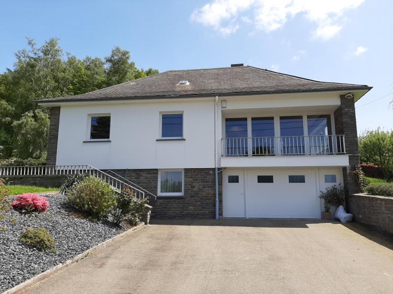 Cette maison séduit non seulement par sa situation unique sur les hauteurs de Malmédy, orientée vers le sud, mais aussi par l'impression de soin qu'elle donne à l'intérieur comme à l'extérieur. Cette maison est prête à être habitée. La propriété a été conçue de telle sorte qu'elle s'étend en fait sur un niveaux plus le niveau sous-sol, mais toutes les pièces utilisées au quotidien se trouvent au rez-de-chaussée. On y trouve le hall d'entrée avec la toilette pour invités, le living avec cassette à bois et accès direct au balcon avec une vue dégagée, la salle à manger avec accès direct à la terrasse et jardin, la nouvelle cuisine entièrement équipée, la salle de bains moderne avec WC, douche italiènne, lavabo et fenêtre ainsi que deux chambres à coucher recouvertes d'un nouveau  quick step et un bureau.
Un escalier en bois mène au sous sol avec un couloir de nuit, une buanderie, salle technique, une pièce d'hobbies avec fenetre, une cave et un grand garage avec porte sectionnelle électrique.
Chauffage central au mazout, eau chauffe solaire, système d'alarme.
Terrasse et jardin orientés sud-ouest, superficie de la parcelle environ 1.700 m².
