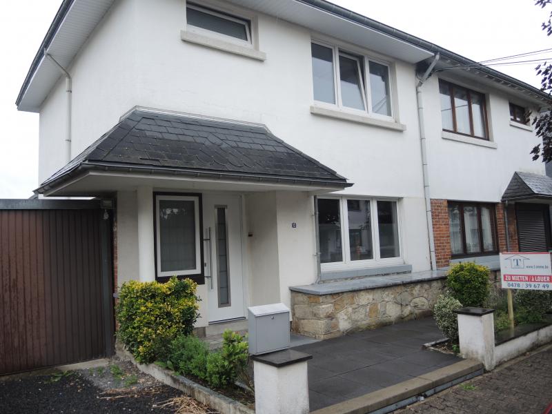 Maison individuelle rénovée avec 3 chambres à coucher, salon, cuisine équipée au goût du jour, cave et garage, hall, WC visiteurs, salle de bain avec baignoire, douche et WC.
Double vitrage, chauffage central au mazout, jardin avec abri de jardin, terrasse.