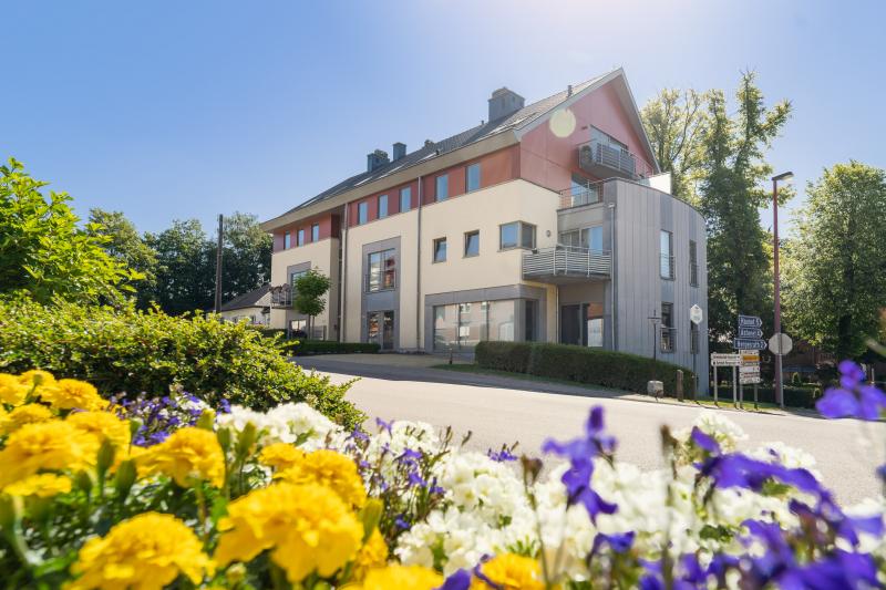 Un appartement moderne d'environ 83 m² de surface habitable avec deux chambres à coucher dans une résidence luxueuse fera battre votre coeur plus vite. En plus de l' ambiance intérieure lumineuse,  la propriété impressionne surtout par les matériaux de construction de qualité à l' intérieur et extérieur . Du hall d' entrée avec toilette pour invités on accède au salon â€“ living avec une cuisine équipée moderne qui s'intègre parfaitement à la partie salle à manger. Une très belle salle de bains avec double lavabo, douche à l'italienne et WC séparé ainsi que deux chambres à coucher et une buanderie complètent l'offre à ce niveau. Au niveau sous sol s'ajoute un grand parking pour voitures accessible par l'ascenseur. Ce sont l'efficacité énergétique particulièrement élevée et l'isolation acoustique dans le bâtiment qui augmente le confort de vie et l'économie en énergie . L'appartement dispose d' un chauffage central individuel au gaz et la résidence dispose d'un ascenseur moderne.L'appartement se trouve au deuxième étage et dispose d'une cave individuelle. 