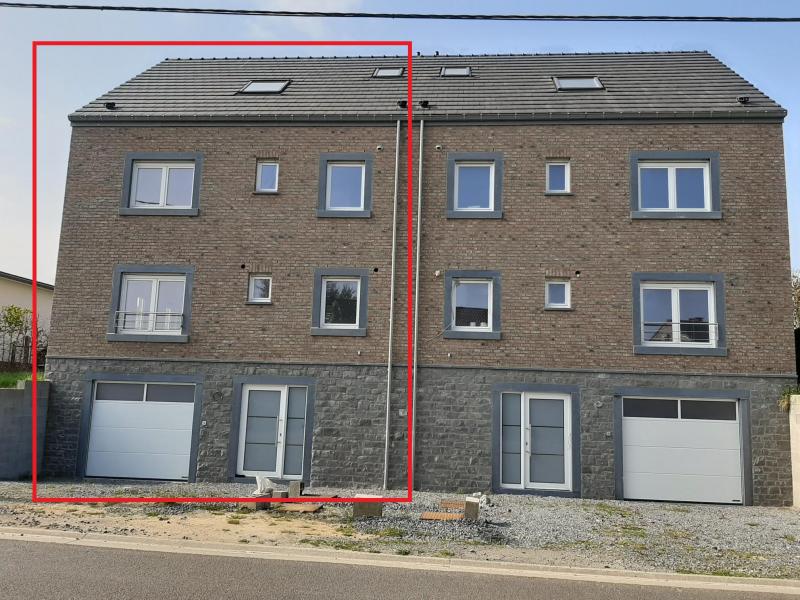 Superbe maison située à un endroit exceptionnel avec une vue ahurissante sur la vallée d’Henri-Chapelle
Cette maison au concept de bel étage se distingue aussi par ses espaces généreux à l’intérieur de la maison.
A commencer par le hall d’entrée carrelé, qui donne sur le grand garage avec sa porte sectionnelle électrique et son coin technique (pompe pour citerne d’eau de pluie, compteur électrique bihoraire).
Au premier étage, dont le sol est entièrement revêtu de carrelage au goût du jour, le hall de jour est aussi le point de départ vers les différentes pièces. On y trouve l’emplacement pour la cuisine ouverte, le grand living avec accès vers la terrasse et le jardin orienté plein sud, un WC pour visiteurs et la buanderie.
Au deuxième étage le hall de nuit donne sur trois chambres à coucher, toutes revêtues de parquet et la très belle salle de bain avec une douche italienne, le lavabo et un WC.
Aux combles ou plutôt au troisième étage, puisqu’il s’agit d’une très grande pièce entièrement revêtue de parquet et qui offre de multiples possibilités d’usage.
Chauffage au gaz, volets électriques.
Disponible à partir d'août - septembre 2022.
