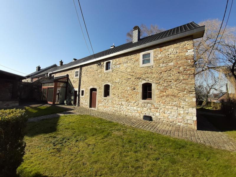Unser kleines Bauernhaus in Lançaumont, das wir nur schwer verlassen konnten, ist zu vermieten. Großer gepflasterter Hof mit zwei Garagen, Rasen, Gemüsegarten und großen Bäumen auf der Rückseite des Gebäudes. Vor dem Haus befinden sich eine Terrasse mit Grill und ein wunderschöner kleiner Brunnen im Rasen. Das Innere des Hauses besteht aus einem großen Wohnzimmer, einer Holzkassette für das Ambiente, einer sehr schönen offenen Einbauküche, einem Abstellraum, zwei Kellern, Fußbodenheizung, einer Dusche und einem WC, einer Veranda zum Wohlfühlen. Vom Wohnzimmer aus führt eine Treppe zu einem wunderschönen Raum mit Fachwerkwänden, den Schlafzimmern und einem Badezimmer mit Badewanne. Es gibt zwei separate Eingänge in das Bauernhaus. Das ehemalige Wohnhaus besteht aus einem großen Raum, einem Wohnzimmer und einem Schlafzimmer mit Küchenzeile. Dies kann den zukünftigen Mietern ermöglichen, einen Elternteil aufzunehmen, während jeder seine Privatsphäre behält. Oder für eine Praxis (Logopäde, Psychologe, ...) oder für Homeoffice. 