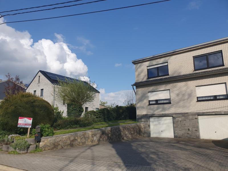 Bel appartement lumineux au premier étage d'une résidence de 4 appartements. Il se compose comme suit, hall, living avec accès direct au balcon, cuisine équipée (peut être rachetée), 2 chambres à coucher, bureau, salle de bain avec douche, lavabo et WC.
Surface habitable +/- 115 m², chauffage central gaz, grande cave individuelle, grand garage fermé avec raccordement pour machine à laver et sèchoir.
Compteurs séparés pour électricité, eau et chauffage individuel.  