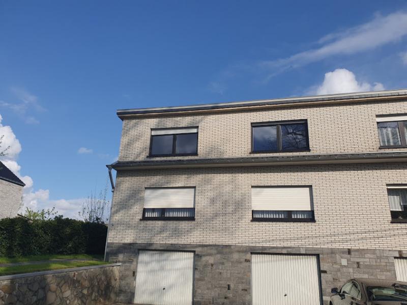 Bel appartement lumineux au premier étage d'une résidence de 4 appartements. Il se compose comme suit, hall, living avec accès direct au balcon, cuisine équipée (peut être rachetée), 2 chambres à coucher, bureau, salle de bain avec douche, lavabo et WC.
Surface habitable +/- 115 m², chauffage central gaz, grande cave individuelle, grand garage fermé avec raccordement pour machine à laver et sèchoir.
Compteurs séparés pour électricité, eau et chauffage individuel.  