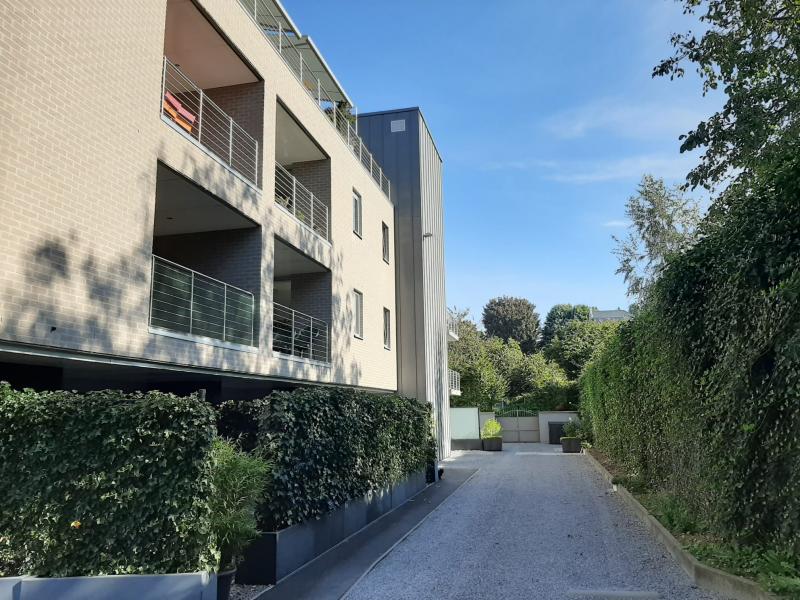 Diese Wohnung von +/- 100 m² befindet sich im 1. OG, erreichbar mit Aufzug oder Treppen. Es befindet sich in einer sehr ruhigen Residenz. Das Appartement verfügt über 2 Balkone.
Vom Eingangsbereich gelangt man in ein geräumiges und helles Wohnzimmer mit einer voll ausgestatteten Einbauküche. Ergänzt wird das Appartement durch einen Abstellraum, einer kleinen Garderobe, einem Nachtflur, 2 Schlafzimmern und einem Badezimmer mit separatem WC. 
Außerdem gibt es einen privaten Keller und einen Parkplatz in der Tiefgarage. Die Wohnung hat eine individuelle Gasheizung.
Die Miete beträgt 730 € / Monat + 95 € / Monat an Gemeinschaftskosten.
Haustiere sind nicht erwünscht. 
