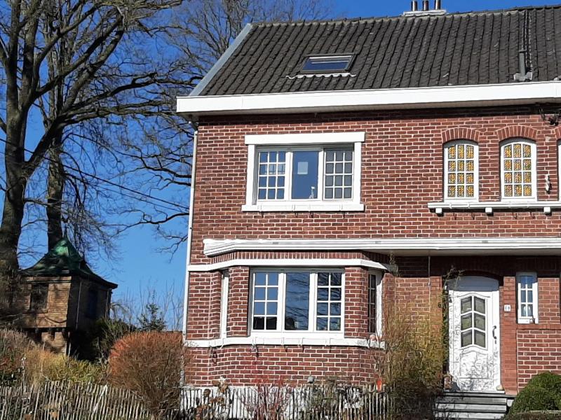 Maison 3-façades d'une propriété non loin du centre de Hergenrath. Le bien, qui nécessite des travaux de rénovations,  se subdivise comme suit: du hall carrelé on accède à la cuisine, qui dispose d'une sortie vers le jardin et un sas avec un WC-guest. A coté de la cuisine se trouve le living spacieux avec une magnifique vue lointaine sur Hergenrath et son arrière-pays.
Au premier étage le hall de nuit nous mène à la salle de bain avec baignoire, WC, lavabo ainsi que 3 chambres à coucher.
Le grenier est accessible et aménageable si nécessaire.
Cave, chaufferie avec accès vers l'extérieur, chauffage central au mazout, volets.
Un élément très important à mentionner est le grand garage d'environ 52 m² construit plus récemment derrière la maison, qui peut être utilisé comme garage pour maximum 4 voitures ou comme salle de loisirs, etc.