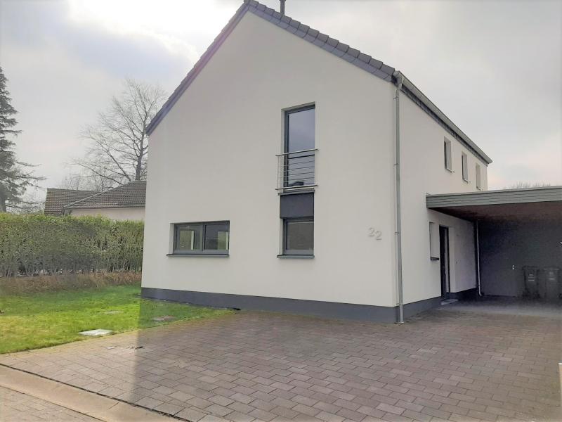 Maison individuelle neuve située dans un quartier résidentiel très calme avec une vue magnifique et une vue sur la tour des trois frontières.
Finitions haut de gamme, telles que carrelage moderne, triple vitrage, douche italienne, etc.
La maison s'étend sur deux niveaux : Entrée, WC visiteurs, vestiaire, chambre d'amis ou bureau, local technique et buanderie, cuisine (non meublée), living avec accès à la terrasse et au jardin situé derrière au rez-de-chaussée.
A l'étage se trouvent un hall de nuit, 3 chambres à coucher dont une avec dressing, une salle de bains avec baignoire, douche italienne, lavabo et WC.
Chauffage au sol, ventilation mécanique controlée, chauffage au gaz liquide, orientation sud-ouest, carport et débarras, grenier (non aménageable).

