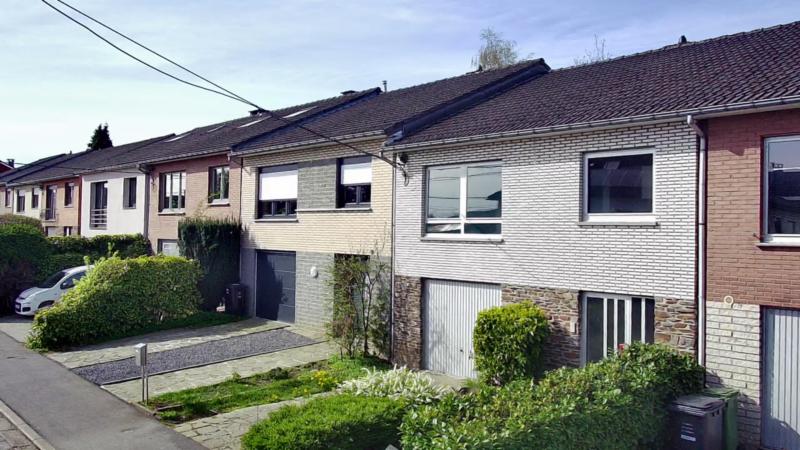 Sehr schönes Mittelreihenhaus im Hochparterrestil. Auf dem Erdgeschoss befindet sich der großzügige Eingangsbereich sowie ein Gästezimmer, das auch als Büro oder Schlafzimmer genutzt werden kann. Neben dem Eingangsbereich befindet sich eine grosse Garage, sie ist über 6 m lang und bietet somit auch genügend Platz für größere Wagen. Eine Waschküche, die sich hinter der Garage befindet und einen direkten Zugang zur Terrasse und zum Garten mit Südwestorientung hat.
Auf der Etage bietet der Nachtflur Zugang zum Wohn- und Esszimmer, von dem man in die Einbauküche gelangt. Hinter diesem Zimmer befindet sich ein Schlafzimmer, das ebenfalls als Büro genutzt werden könnte. Der Nachtflur bietet ebenfalls Zugang zu einem weiteren Schlafzimmer sowie einem Bad mit WC, Wanne und Waschtisch. 
Der Speicher ist ausbaubar und würde noch die Möglichkeit bieten, zwei weitere Zimmer einzurichten.
Gaszentralheizung mit Niedrigenergiekessel.
Satellitenantenne, Gegensprechanlage und schöner Fernblick.
Es besteht die Möglichkeit auf dem angrenzenden Grundstück einen Anbau zu errichten, natürlich nur nach vorheriger Genehmigung.