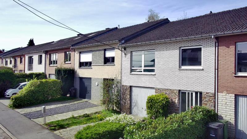 Très belle maison mitoyenne de style bel étage. Au rez-de-chaussée se trouve une entrée spacieuse ainsi qu'une chambre d'amis qui peut également être utilisée comme bureau ou chambre à coucher. À côté de l'entrée se trouve un grand garage, il mesure plus de 6 m de long et offre donc suffisamment de place pour les voitures plus grandes. Une buanderie, située derrière le garage, a un accès direct à la terrasse et au jardin orienté sud-ouest.
À l'étage, le couloir de nuit donne accès à la salle de séjour et à la salle à manger, d'où l'on accède à la cuisine équipée. Derrière cette pièce se trouve une chambre qui pourrait également être utilisée comme bureau ou comme chambre à coucher. Le couloir de nuit donne aussi accès à une autre chambre ainsi qu'à une salle de bain avec WC, baignoire et lavabo. 
Le grenier est aménageable et offrirait encore la possibilité d'aménager deux autres chambres.
Chauffage central au gaz avec chaudière à condensation.
Antenne satellite, interphone et belle vue à distance.

