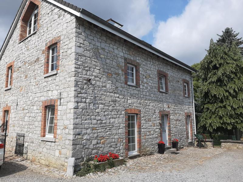 Bel appartement au rez-de-chaussée d'une ferme entièrement rénovée et à l'état neuf, dans laquelle se trouvent en tout 3 appartements.
Le hall d'entrée carrelé donne accès à toutes les pièces de l'appartement.
L'appartement se compose d'une salle de séjour et d'une salle à manger avec accès à une petite terrasse, d'une cuisine meublée et d'un débarras séparé qui se trouve directement à côté de la cuisine et qui dispose d'un raccordement pour machine à laver.
En outre, il y a une salle de bain avec douche et lavabo, un WC séparé, une chambre à coucher et un bureau.
Un local de rangement commun verrouillable situé à l'extérieur complète l'offre d'espace.
Parlophone, chauffage central au gaz, double vitrage, surface habitable d'environ 75 m².
Parking extérieur pour voiture, compteurs séparés pour l'électricité et le gaz, compteur intermédiaire pour l'eau. Les charges s'élèvent à 30 € pour l'eau et 10 € pour l'entretien du jardin par mois et sont adaptées chaque année.
Très bien entretenu, animaux domestiques non souhaités.