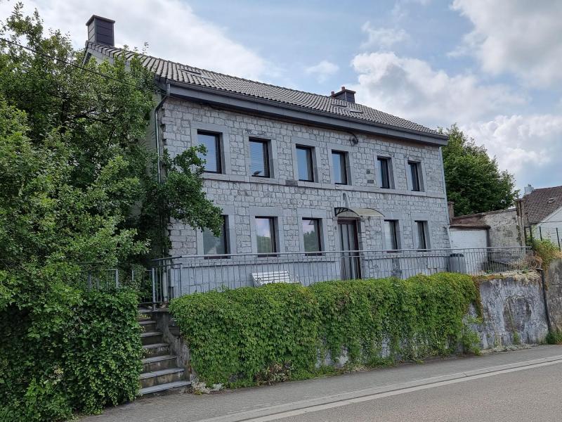 Cette maison extrêmement solide s'élève au-dessus de la ligne de maisons de la Rue Mitoyenne, offrant ainsi une belle vue au loin.
Située dans la Rue de Limbourg, une rue latérale de la Rue Mitoyenne, la maison vous offre un cadre de vie très calme et détendu, tout en étant à proximité de nombreux services et commerces accessibles à pied.
Les transports en commun, Welkenraedt avec sa gare et Eupen sont très proches, sans oublier l'accès à l'autoroute E 40 qui se trouve à environ 2 minutes en voiture.
La répartition des pièces pour la maison principale est la suivante : au rez-de-chaussée, l'entrée avec WC pour invités, un bureau, une cuisine équipée, un salon et une salle à manger avec accès au jardin et terrasse ainsi qu'une autre chambre.
Un escalier en bois permet d'accéder à l'étage supérieur, qui comprend un hall de nuit très spacieux avec une grande fenêtre panoramique donnant sur le jardin. En outre, on y trouve une salle de bain rénovée avec double lavabo, douche, baignoire et WC. Enfin l'étage est complété par quatre chambres spacieuses qui offre une vue panoramique.
Il faut également mentionner les sols qui sont recouverts de parquet à l'étage et de carrelage et partiellement de laminat au rez-de-chaussée.
Chauffage central moderne au gaz, chauffage au sol dans le living, panneaux solaires pour l'eau chaude, toit comme neuf, jardin avec orientation sud.
En outre, au deuxième étage se trouve un studio d'environ 70 m², totalement indépendant de la maison, avec sa propre cuisine, salle de bains, salon et chambre à coucher et une cheminée ouverte à bois.
Une petite cave pour le chauffage et les provisions complète l'offre d'espace.
Derrière la maison se trouve un terrain d'environ 
1.146 m², qui est à vendre séparément.
Il est toutefois possible d'acheter cette parcelle en même temps que la maison. Dans ce cas, les prix doivent être renégociés.