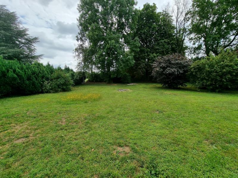 Ce terrain à bâtir pittoresque se situe derrière la maison  Rue de Limbourg 6 avec un accès séparé.
Utilisé à l'origine comme parc de la maison mentionnée précédemment, ce terrain d'environ 1.146 m² est à vendre.
Protégé par des arbustes et des rangées d'arbres, ce terrain se trouve dans la deuxième rangée de construction.
Il est bien sûr possible d'acheter ce terrain en plus de la maison Rue de Limbourg 6.
Dans ce cas, les prix devront être renégociés.