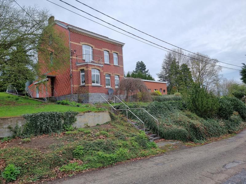 Belle maison de campagne avec des dépendances entourées par un paysage pittoresque située à 4710 Lontzen 