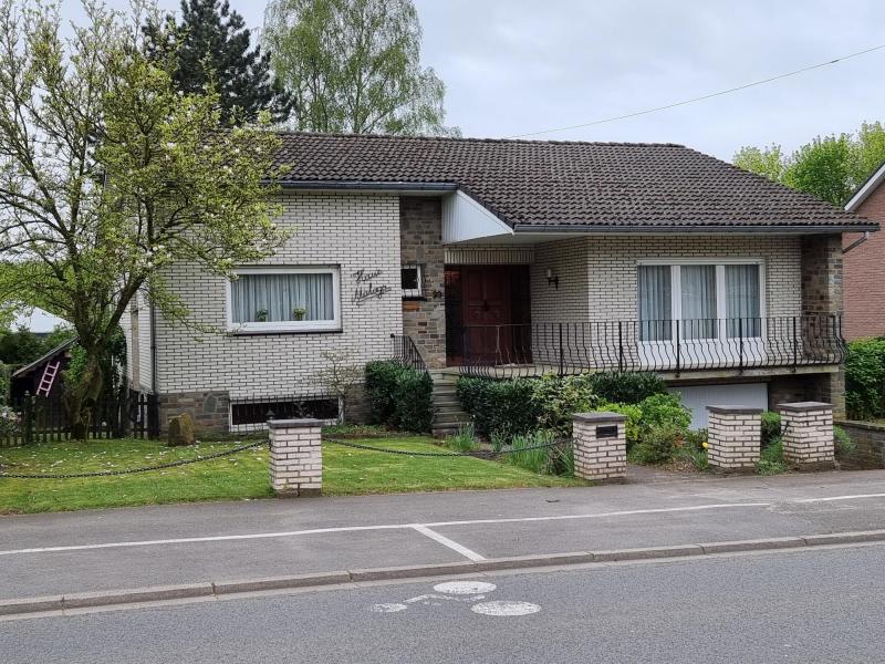 Dieser Bungalow hat eine hervorragende zentrale Lage, zum Beispiel unmittelbare Nähe zur Grundschule, Kinderkrippen, Wald und Park sowie den übrigen Geschäfts- und Gewerbeflächen in Hergenrath, die alle fussläufig zu erreichen sind.
Die Raumaufteilung ist sehr übersichtlich und logisch gestaltet.
Die grosse Diele mit Garderobe und Gäste-WC führt Sie zu allen Räumen, die zum täglichen Leben benutzt werden wie zum Beispiel die Küche, den Living mit Balkon, Küche und Living sind übrigens durch eine Tür verbunden. Zu erwähnen sei ebenfalls im Living der sehr stilvolle Holzofenkamin in Bruchstein gemauert.
Des weiteren hat die Diele einen Zugang zu den beiden Schlafzimmern, wovon momentan eines als Büro genutzt wird, sowie zum Bad, das über eine Wanne , Dusche, Waschtisch, WC und ein Bidet verfügt. Das Bad ist funktionstüchtig aber renovierungsbedürftig, da es nicht mehr dem Stil unserer Zeit entspricht.
Schliesslich gelangt man von besagter Diele über eine geflieste Steintreppe zum Flur im Untergeschoss, der den Zugang zu zwei weiteren Zimmern mit Fenster, einem Hobbyraum, einer Waschküche mit Duschmöglichkeit und WC sowie der grossen Garage bietet. Die Garage hat ebenfalls einen Waschmaschinenanschluss sowie einen Vorraum mit Hobbyecke, Heiztherme und Zugang zum Garten. 
Gaszentralheizung, Rollläden, Garten, Gartenhaus