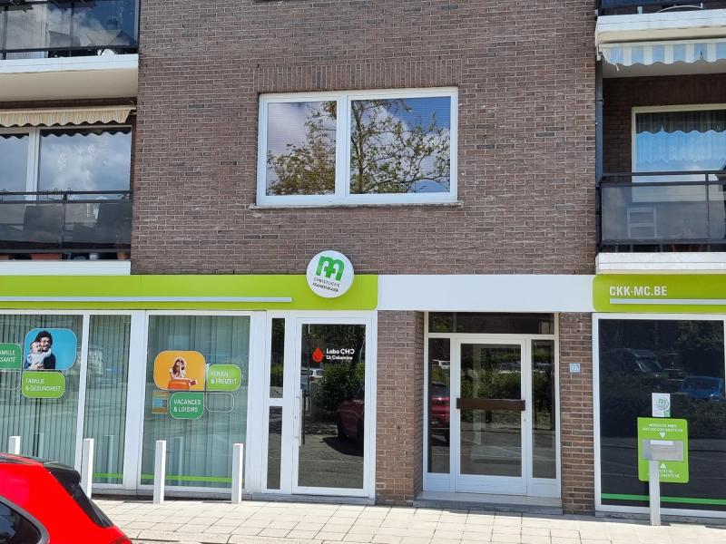 Gepflegtes Studio auf der ersten Etage im Zentrum am Kirchplatz in Kelmis gelegen.
Das Studio ist folgendermassen aufgeteilt, Diele mit Gegensprechanlage, Wohnraum mit Küchenzeile, getrenntes Bad mit Waschtisch, Dusche und abgetrenntem WC.
Sehr schöne Sicht auf den Kirchplatz, Ölzentralheizung, geflieste Böden, getrennter Stromzähler, Aufzug, individueller Keller sowie eigene geschlossene Garage. 
Haustiere nicht erwünscht, ideal für eine Einzelperson.
