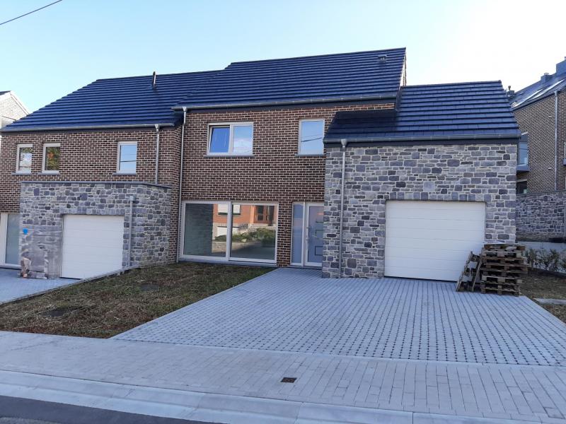 Wunderschönes neues Reiheneckhaus im Bau nach modernsten Standards.
Das Objekt ist sehr solide und mit hochwertigen Materialien gebaut.
Es handelt sich um einen Neubau auf einem cirka 396 m² grossen Baugrundstück und ausgestattet mit allen modernen technischen Anforderungen.
Alle Böden sind komplett gefliest, das Haus hat ebenfalls eine Terrasse sowie einen mit Bodenklinkern ausgelegten Weg zum Eingang und zur Garage.
Alle Wände sind weiss gepliestert.
Kommen wir nun zur Raumaufteilung, auf dem Erdgeschoss befindet sich die Eingangsdiele mit Gäste-WC und dem Zugang zum wunderbar lichtdurchflutenten Wohn-, Esszimmer mit offener Küche, die einen sehr schönen Blick und Zugang auf die Terrasse bietet und mit einem direkt daneben liegenden Hauswirtschafts- bzw. Abstellraum. 
Der große Living  hat ebenfalls einen Zugang zur Terrasse.
Eine Treppe führt Sie vom Eingangsbereich auf die erste Etage mit Nachtflur und drei geräumigen Schlafzimmern wovon ein Zimmer noch über einen Ankleideraum verfügt, die wie schon erwähnt, mit Bodenfliesen, ausgelegt sind. Ein weiteres Highlight ist das moderne Bad mit bodenebener Dusche, WC und Doppelwaschtisch.

Sehr schöne Lage am Stadtrand von Hergenrath und in unmittelbarer Grenznähe zu Deutschland.
Wohnfläche (mit Garage) cirka. 162 m², fantastischer Weitblick, Garage, Gaszentralheizung.
Nicht inbegriffen sind Anschlusskosten, MwSt., Notar- und Aktkosten.  