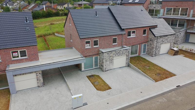 Wunderschönes neues Reiheneckhaus im Bau nach modernsten Standards.
Das Objekt ist sehr solide und mit hochwertigen Materialien gebaut.
Es handelt sich um einen Neubau auf einem cirka 332 m² grossen Baugrundstück und ausgestattet mit allen modernen technischen Anforderungen.
Alle Böden sind komplett gefliest, das Haus hat ebenfalls eine Terrasse sowie einen mit Bodenklinkern ausgelegten Weg zum Eingang und zur Garage.
Alle Wände sind weiss gepliestert.
Kommen wir nun zur Raumaufteilung, auf dem Erdgeschoss befindet sich die Eingangsdiele mit Gäste-WC und dem Zugang zum wunderbar lichtdurchflutenten Wohn-, Esszimmer mit offener Küche, die einen sehr schönen Blick und Zugang auf die Terrasse bietet und mit einem direkt daneben liegenden Hauswirtschafts- bzw. Abstellraum. 
Der große Living  hat ebenfalls einen Zugang zur Terrasse.
Eine Treppe führt Sie vom Eingangsbereich auf die erste Etage mit Nachtflur und drei geräumigen Schlafzimmern wovon ein Zimmer noch über einen Ankleideraum verfügt, die wie schon erwähnt, mit Bodenfliesen, ausgelegt sind. Ein weiteres Highlight ist das moderne Bad mit bodenebener Dusche, WC und Doppelwaschtisch.

Sehr schöne Lage am Stadtrand von Hergenrath und in unmittelbarer Grenznähe zu Deutschland.
Wohnfläche (mit Garage) cirka. 150 m², fantastischer Weitblick, Garage, Carport, Gaszentralheizung.
Nicht inbegriffen sind Anschlusskosten, MwSt., Notar- und Aktkosten.  
