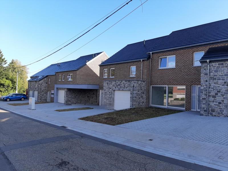Wunderschönes neues Reihenmittelhaus im Bau nach modernsten Standards.
Das Objekt ist sehr solide und mit hochwertigen Materialien gebaut.
Es handelt sich um einen Neubau auf einem cirka 242 m² grossen Baugrundstück und ausgestattet mit allen modernen technischen Anforderungen.
Alle Böden sind komplett gefliest, das Haus hat ebenfalls eine Terrasse sowie einen mit Bodenklinkern ausgelegten Weg zum Eingang und zur Garage.
Alle Wände sind weiss gepliestert.
Kommen wir nun zur Raumaufteilung, auf dem Erdgeschoss befindet sich die Eingangsdiele mit Gäste-WC und dem Zugang zum wunderbar lichtdurchflutenten Wohn-, Esszimmer mit offener Küche, die einen sehr schönen Blick und Zugang auf die Terrasse bietet und mit einem direkt daneben liegenden Hauswirtschafts- bzw. Abstellraum.                                         Der große Living  hat ebenfalls einen Zugang zur Terrasse.
Eine Treppe führt Sie vom Eingangsbereich auf die erste Etage mit Nachtflur und drei geräumigen Schlafzimmern wovon ein Zimmer noch über einen Ankleideraum verfügt, die wie schon erwähnt, mit Bodenfliesen, ausgelegt sind. Ein weiteres Highlight ist das moderne Bad mit bodenebener Dusche, WC und Doppelwaschtisch.

Sehr schöne Lage am Stadtrand von Hergenrath und in unmittelbarer Grenznähe zu Deutschland.
Wohnfläche (mit Garage) cirka. 154 m², fantastischer Weitblick, Garage, Gaszentralheizung.
Nicht inbegriffen sind Anschlusskosten, MwSt.,Notar- und Aktkosten.  
