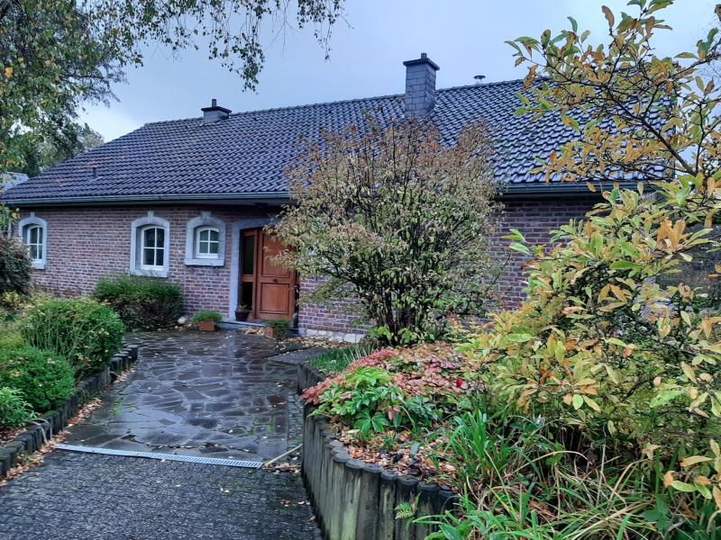 Dieses Haus besticht durch seine zeitlose Eleganz und bietet eine überdurchschnittlich grosse Wohn- und Nutzfläche. Außerdem ist die Immobilie voll unterkellert.
Besonders reizvoll ist die Tatsache, dass das Objekt in einer ruhigen, wenig befahrenen Sackgasse liegt und somit keinen Durchgangsverkehr kennt. Ein schönes Grundstück rundet das Angebot ab.
Auf dem Erdgeschoss gelangen wir durch die grosszügige Diele mit Gäste-WC und Garderobe in alle Räume, die zum täglichen Leben gebraucht werden, wie zum Beispiel Küche mit angrenzendem Abstellraum, Wohn- und Esszimmer mit Zugang zur Terrasse und Garten, Kaminzimmer sowie zwei Schlafzimmer und das Bad.
Im Obergeschoss sind weitere zwei großflächige Zimmer sowie zahlreiche Stauräume, die als Speicher genutzt werden.
Im Untergeschoss hat der Hausbesitzer eine Einliegerwohnung einrichten lassen, des Weiteren befinden sich dort ebenfalls große Räume, als da wären Archivraum, Büro, Heizkeller und eine Doppelgarage von cirka 10 auf 5 Meter.
 