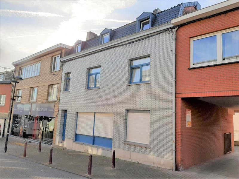 Cet appartement se trouve au rez de chaussée et dispose d'une surface habitable de +/- 76 m².
Les pièces sont réparties comme suit : du hall d'entrée de la maison on accède directement au living spacieux, complété par une cuisine séparée, une chambre à coucher, une deuxième chambre/bureau et une salle de bains avec douche, WC, lavabo et raccordement pour machine à laver.
Cave, garage, chauffage individuel au gaz, compteurs séparés pour l'électricité et le gaz, compteur intermédiaire pour le raccordement à l'eau.
Loyer : 700 € + 25 € (provision pour l'eau)