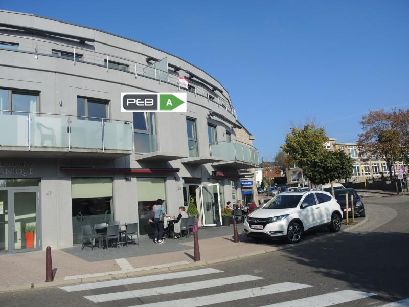 Appartement haut de gamme (n° 2) situé au premier étage d'une résidence récente au cœur de La Calamine. Le hall d'entrée somptueux mène à l'ascenseur qui vous emmène directement à l'appartement, qui séduit immédiatement par son architecture originale et moderne. Le couloir vous conduit directement au salon et à la salle à manger baignés de lumière, avec une cuisine ouverte équipée qui crée une atmosphère particulière. La paroi extérieure du salon est en partie vitrée, offrant ainsi une vue imprenable sur le centre de La Calamine. Par temps chaud, vous pouvez profiter du soleil sur le balcon très spacieux orienté sud-ouest. La cuisine moderne est équipée de tous les appareils nécessaires à la vie quotidienne. La salle de bains moderne avec douche à l'italienne, WC, lavabo et meubles de salle de bains constitue un autre atout. Une buanderie avec raccordement pour sèche-linge et lave-linge, un chauffage central au gaz individuel et un système moderne d'échange d'air chaud complètent l'offre. En face se trouvent la chambre parentale, équipée d'un beau sol stratifié, et la deuxième chambre ou bureau. Toutes les autres pièces ont un sol carrelé. Surface habitable d'environ 76 m², chauffage au sol, vidéophone, antenne satellite, cave séparée (n° 3), place de parking (n° 2) dans le bâtiment, compteurs séparés pour l'électricité, l'eau et le gaz. Une visite s'impose.



