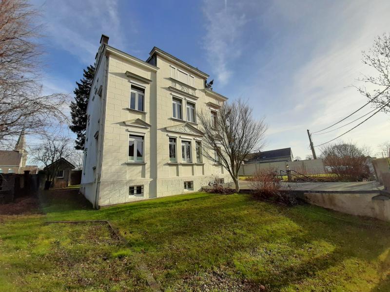 Gut erhaltenes und solides mehrstöckiges Haus, das sehr viel Platz bietet und sich über 2 Ebenen sowie einem vollkommen ausgebauten Speicher erstreckt. 
Auf dem Erdgeschoss gelangt man vom grosszügig gestalteten Eingangsflur mit Gäste-WC in Küche, Wohn- und Esszimmer zwei Schlafzimmer sowie ein kleiner Duschraum mit Dusche und Waschtisch.
Eine Holztreppe führt Sie auf die erste Etage mit einer zweiten Küche, einem Living, zwei weiteren Schlafzimmern, wovon eins Zugang zu einem überdachten und geschlossenen Balkon hat. Über einen Zwischenflur gelangt man in das grosse Bad mit Waschtisch, Wanne und WC.
Zurück zum Treppenhaus führt uns die schon vorher erwähnte Treppe in den ausgebauten Speicher , der als vollwertiger Wohnraum mit Küchen, Zimmern   und sanitären Anlagen umgebaut wurde. 
Garten, gemauertes Gartenhaus, Rollläden, Ölzentralheizung, geschlossene Garage. 