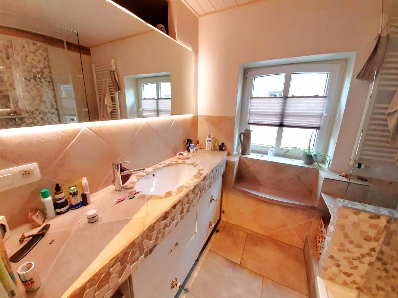 Belle maison avec appartement entièrement rénové et espace de travail située à 4730 Hauset