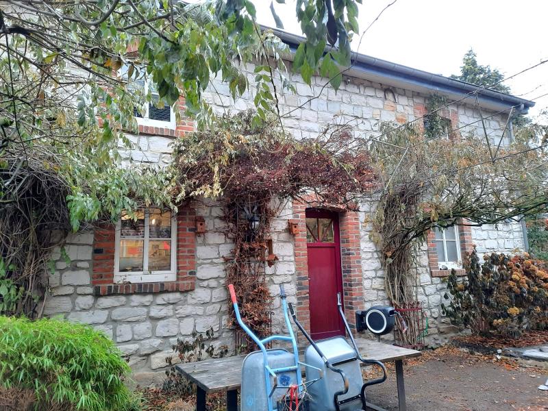 Il s'agit ici d'une petite maison « charmante » comprenant un atelier au rez-de-chaussée et un appartement rénové avec goût à l'étage.
Le couloir d'entrée offre suffisamment d'espace pour un vestiaire et mène à l'escalier qui donne accès à l'appartement situé au premier étage.
De là, le couloir dessert les toilettes (pour invités), la salle de bains avec douche et lavabo, la buanderie, la cuisine équipée et enfin le très beau salon avec salle à manger.
Cette pièce séduit avant tout par son ambiance lumineuse et, comme dans les autres pièces, mêle des éléments modernes à des éléments classiques, tels que la pierre de taille et les colombages.
Depuis le salon, un escalier mène enfin au 2e étage, où se trouvent la chambre et un petit dressing.
Tous les sols sont carrelés, sauf dans la chambre à coucher, qui est équipée d'un sol stratifié haut de gamme.
Au rez-de-chaussée se trouve actuellement l'atelier susmentionné.
Compteurs séparés pour l'eau et l'électricité,chauffage à pellets.

