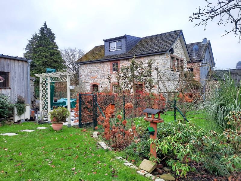 Belle maison avec appartement entièrement rénové et espace de travail située à 4730 Hauset