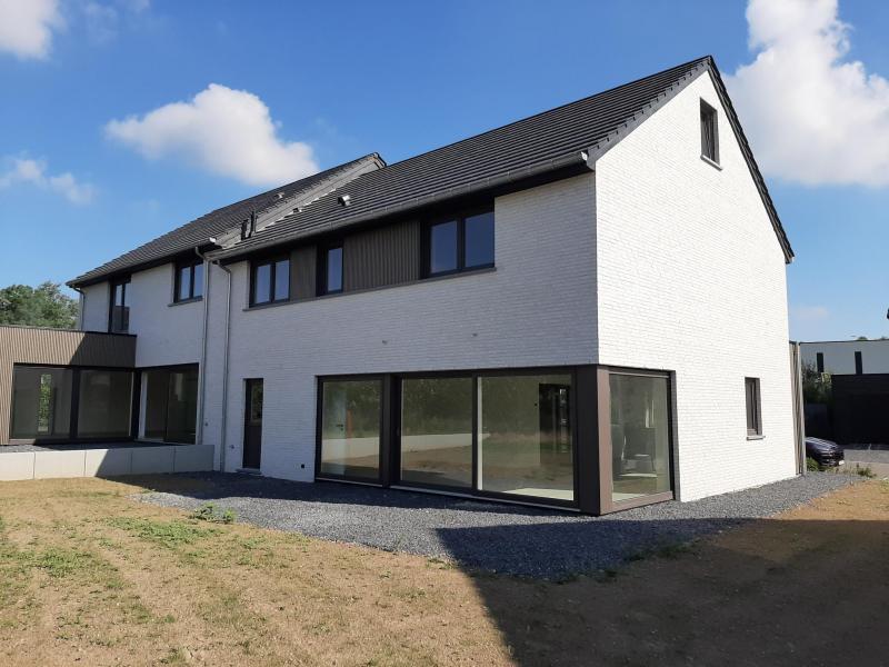 Dieses Einfamilienhaus bietet Ihnen viel Platz, Helligkeit und hohe Energieeffizienz. Eine Kombination, die es Ihnen ermöglicht, Ihr Leben zu genießen und vor allem schöne Momente mit Ihrer Familie, Ihren Angehörigen und Freunden zu verbringen.
Von der Eingangshalle mit Gäste-WC gelangt man in das lichtdurchflutete Wohn- und Esszimmer, das einerseits direkten Zugang zur Küche und andererseits zur Terrasse und zum Garten (Südwestausrichtung) bietet.
Das Erdgeschoss wird durch eine große Garage mit elektrisch betätigtem Sektionaltor und einem Waschraumbereich ergänzt. In der Garage befinden sich außerdem die Strom-, Gas- und Wasserzähler, die Pumpe für die Regenwassernutzung (10.000-Liter-Zisterne) sowie die Stadtgas-Zentralheizung. Darüber hinaus verfügt das Niedrigenergiehaus (PEB A) über eine zentrale Fußbodenheizung mit individueller Regelung für jeden Raum, wodurch zusätzlicher Komfort mit Energieeffizienz kombiniert wird. Erwähnenswert ist auch die doppelte Lüftungsanlage, die ebenfalls zur Lebensqualität beiträgt.
Eine schöne Holztreppe führt Sie in den ersten Stock mit einem Flur zum Schlafbereich und drei Schlafzimmern, von denen eines über einen großen Ankleideraum verfügt (Möglichkeit für ein viertes Schlafzimmer).
Ein weiteres Highlight ist das moderne Badezimmer mit ebenerdiger Dusche, WC und Doppelwaschbecken mit einem
hochmodernen Waschtisch.
Selbstverständlich bietet dieses Haus auch einen herrlichen Fernblick.
Ein großer Dachboden eignet sich ideal zur Aufbewahrung von Gegenständen, die man regelmäßig benutzt.
Wunderschöne Lage in einem ruhigen Viertel, in der Nähe aller Annehmlichkeiten und mit guter Anbindung an die Autobahn.
Zögern Sie nicht und besichtigen Sie dieses Haus, das einen hohen Lebensstandard bietet.
