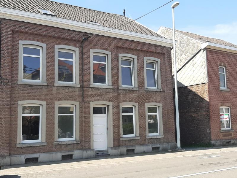 Schönes Appartement im Obergeschoss mit einer WohnfLäche von +/- 46 m² .
Vom Gemeinschaflichen Flur, der einen direkten Zugang zum gemeinschaftlichen Garten mit Südwest-Orientierung und gemeinschaftlichem Fahrradkeller hat, gelangen Sie über das Treppenhaus zur Eingangstüre der Wohnung. Hinter der Türe befindet sich das Wohnzimmer mit Laminatboden, weiter geht es zum einen zum Schlafzimmer und zum anderen zur Einbauküche mit Fenster. Das Badezimmer mit Dusche, WC, Waschtisch befindet sich im Zwischengeschoss 1.OG - 2.OG , ebenfalls mit Laminatboden.

Alle Zähler (Strom und Wasser) sind separat, jedes Appartement verfügt über einen eigenen Keller.
Nebenkosten: 25 € / M

