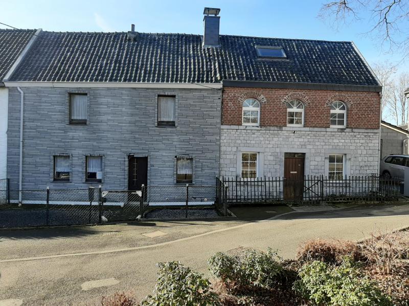 2 Häuser mit Garten zentral und zugleich ruhig gelegen in Hergenrath. Dieses Objekt besteht aus 2 Einheiten, die entweder gesondert oder als Einheit genutzt werden können.
Das Objekt ist sanierungsbedürftig, was auch den günstigen Preis erklärt. Jedoch zählt die Lage mit zu den schönsten in Hergenrath, ruhig und trotzdem zentrumsnah, alle Einrichtungen können fussläufig erreicht werden.
Diese zwei- bzw. dreistöckigen Einheiten sind ideale Baustellen für Handwerker, die sich ein Heim nach ihren eigenen Vorstellungen bauen möchten.
Keine Heizung vorhanden daher auch kein Energiepass.
  