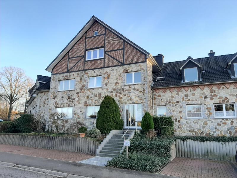 Schöne helle Dachgeschosswohnung im Zentrum von Hauset gelegen.
Diele, Einbauküche, Ess- und Wohnzimmer, ein Schlafzimmer, Büro oder Dressing. Balkon mit Südlage.
Garage, Aussenabstellplatz, Keller, Speicher, Elektroheizung.
Monatliche Nebenkosten: 40 €