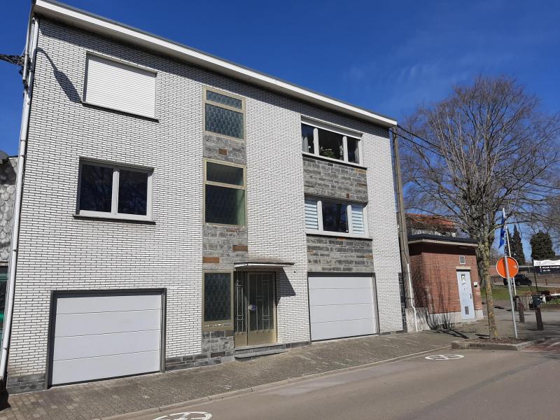 Sehr gepflegte Wohnung auf der 2. Etage eines 4-Fassadenhauses in Kelmis.
Eingangsbereich mit Zugang zu allen Zimmern, Einbauküche mit Zugang zum Balkon, Wohn- und Esszimmer, Bad mit Waschtisch, Dusche und WC, 2 Schlafzimmer, ein Büro.
Gasheizung und Möglichkeit zur zusätzlichen Anmietung einer Garage.
Zur Miete wird noch ein monatlicher Vorschuss von 25 € pro Person gezahlt für den Wasserverbrauch.
Haustiere nicht erwünscht.