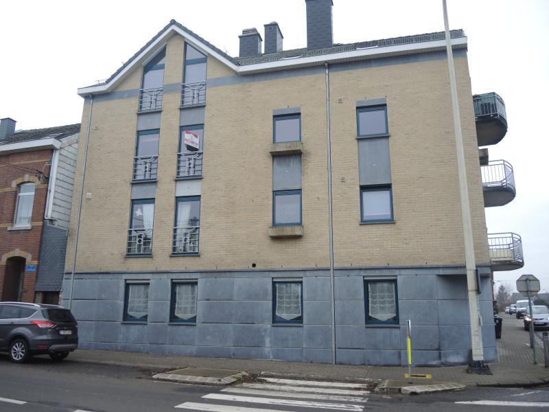 Angenehmes und lichtdurchflutetes Appartement von cirka 95 m² Wohnfläche auf der zweiten Etage einer modernen Residenz.
Raumaufteilung: privater Eingangsbereich, Wohn- und Esszimmer, möblierte Küche, Bad mit Wanne, italienischer Dusche und Waschtisch, WC, HWR mit Waschmaschinenanschluss, 2 Schlafzimmer, individuelle Garage mit elektrischem Tor, privater Keller.
Aufzug, Gaszentralheizung, getrennte Zähler, Balkon.
Nebenkosten: 70 €
Nicht weit vom Zentrum, schöne Weitsicht.
