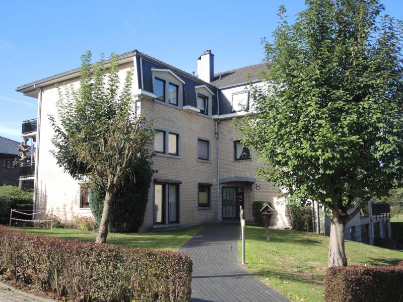 Geräumiges und gepflegtes Appartement zum Verkauf in Hergenrath. Das Appartement befindet sich auf der 2. Etage. Eingangsbereich mit Gäste-WC, Küche, Wohn- und Esszimmer mit einmaliger Weitsicht zum Aachener Wald, Bad mit Wanne, Waschtisch und WC, 2 Schlafzimmer. Es sei noch anzumerken, dass der Living und die Schlafzimmer mit einem schönen, gepflegten Parkettboden ausgestattet sind. Ausserdem hat der Living einen geräumigen Balkon mit Südausrichtung. Eine eigene geschlossene Garage mit Waschmaschinenbereich und ein geräumiger individueller Keller runden das Raumangebot ab. Sehr schön gelegen in einem ruhigen Wohnviertel im grünen Gürtel von Hergenrath. Gute Bausubstanz.
Kostengünstige Elektroheizung, sehr gepflegte Residenz mit neun Parteien. 
Getrennte Zähler für Wasser und Strom.